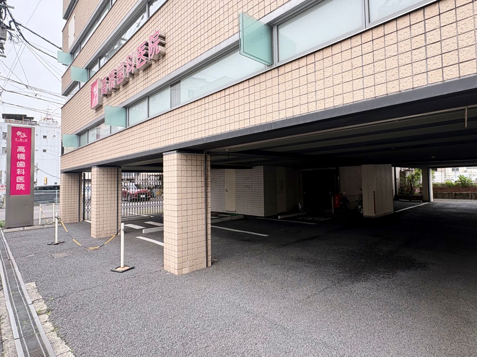 高橋歯科医院の駐車場（10台完備）